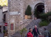 Devant l'office de tourismenous attendons notre guidepour visiter Saint Guilhem le Desert